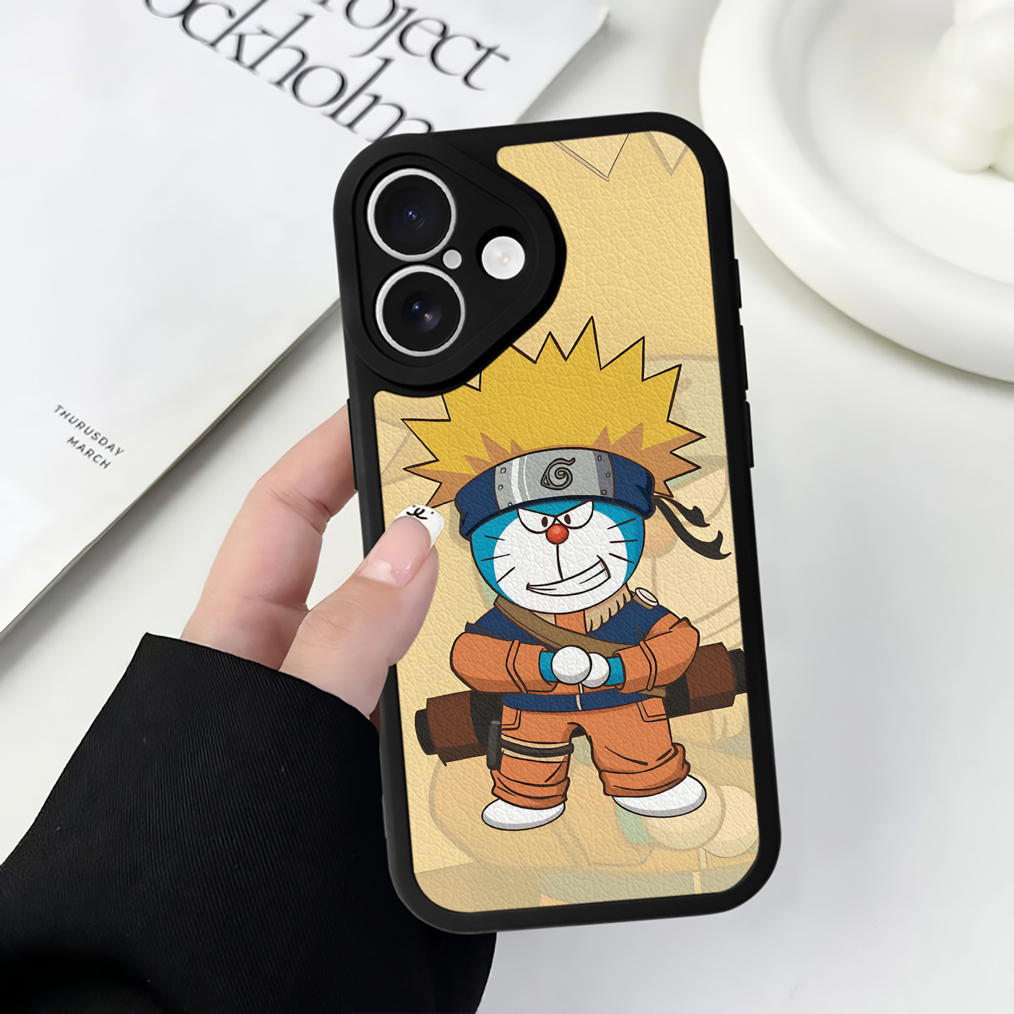 （画像用） ドラえもん Doraemon 【iPhone 16シリーズ対応】シリコンスマホケース（レザー調） 材質：シリコン